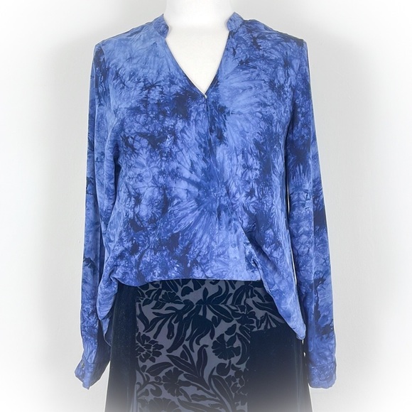 💕Beautiful Blue Tie Die High Low Faux Wrap Blouse💕 - Picture 3 of 16